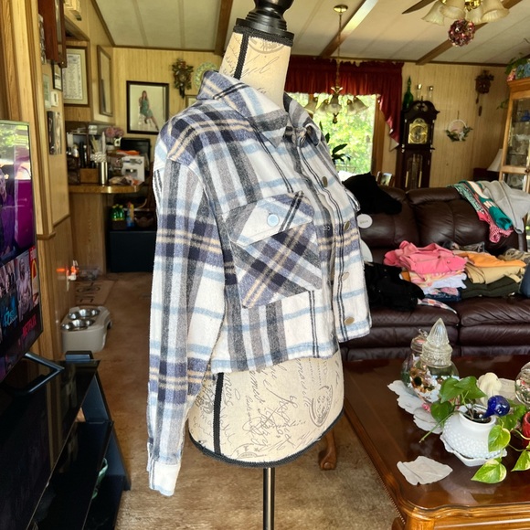 Woman’s Zara plaid cropped jacket - Picture 8 of 16